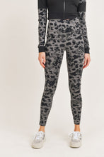 Load image into Gallery viewer, Textured Spotted Jacquard Highwaist Leggings
