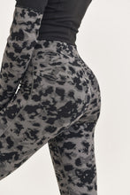 Load image into Gallery viewer, Textured Spotted Jacquard Highwaist Leggings
