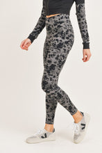 Load image into Gallery viewer, Textured Spotted Jacquard Highwaist Leggings
