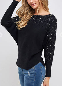 LONG SLEEVE TOP WITH FAUX PEARL TRIM.